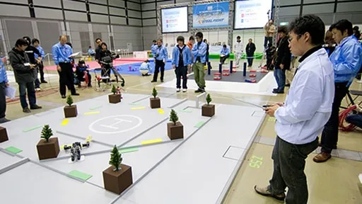 学生たちがロボットを動かしている様子