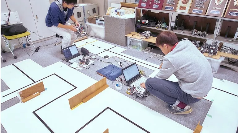 学生たちが競技ロボットを制作している様子