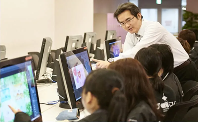 学生に指導する笹本 崇先生