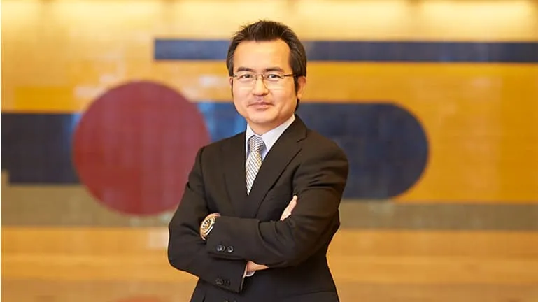 腕組みをする笹本 崇先生