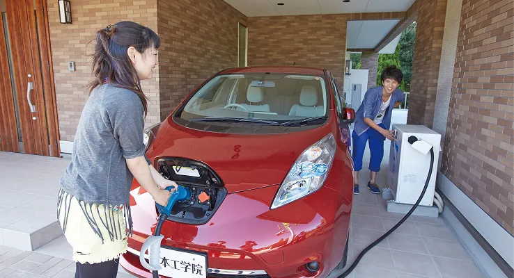 学生たちが蓄電システム運用実習を行っている様子