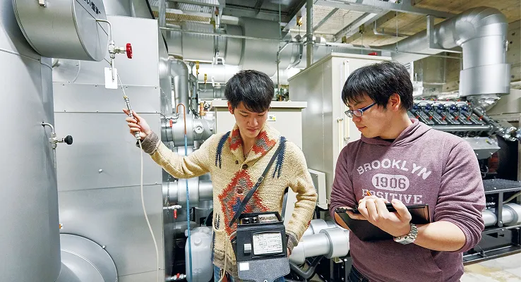 学生たちがエネルギー設備の計測実習を行っている様子