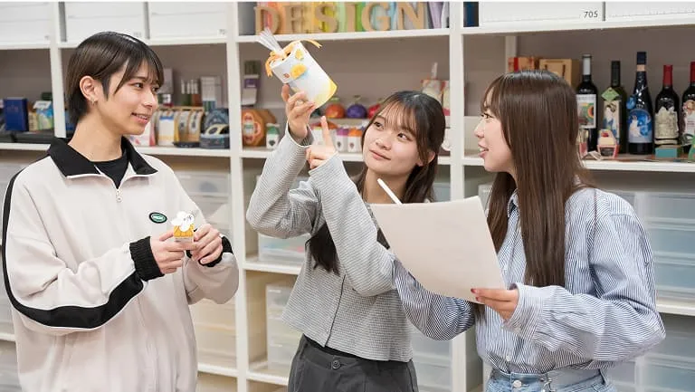 学生たちが話し合っている様子