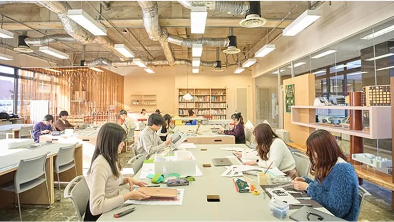 熱心に作業に取り組む学生たち