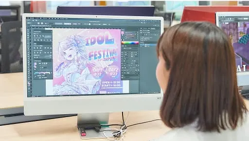 学生がデザインソフトを使って作業をしている様子