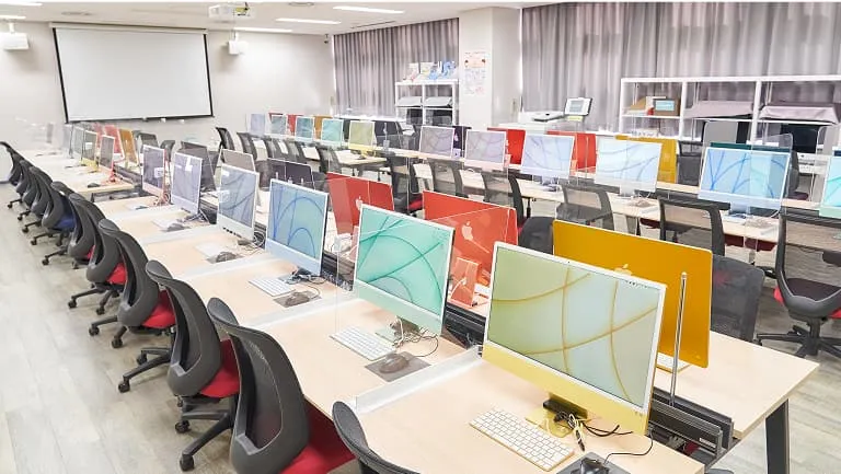沢山のパソコンが並んでいる実習室