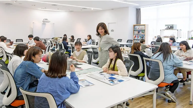 学生たちが会話をしながら制作に取り組む様子