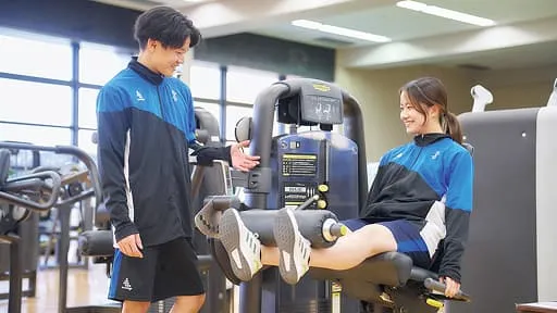 学生たちがバスケットボールをしている様子