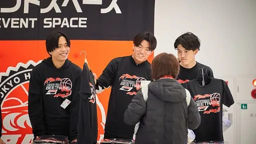 学生たちがバスケットボールをしている様子