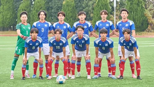 学生たちがバスケットボールをしている様子