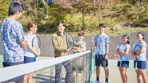 学生たちがバスケットボールをしている様子