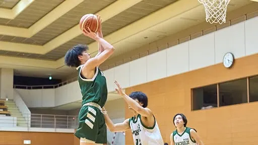 学生たちがバスケットボールをしている様子