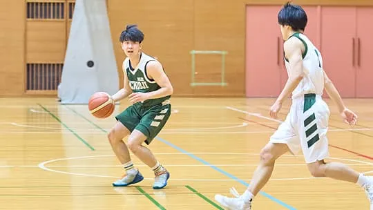 学生たちがバスケットボールをしている様子