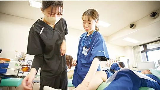施術について学んでいる学生