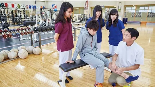 学生たちが施術について学んでいる様子