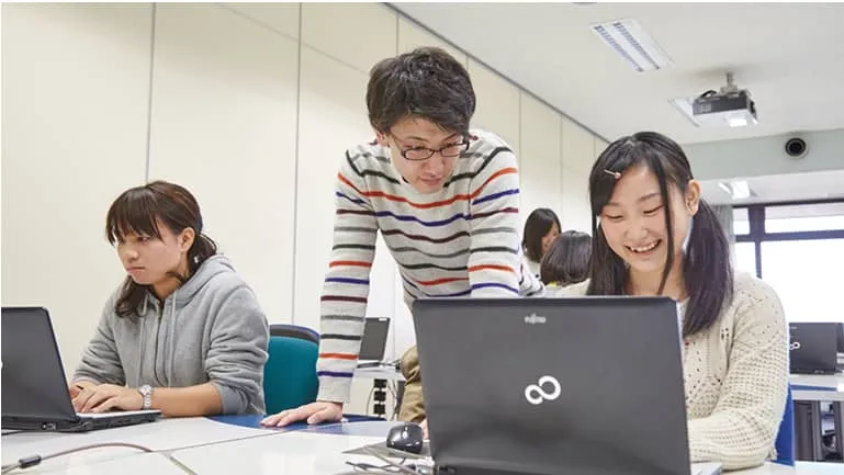 学生たちがコンピュータ実習室でパソコン操作をしている様子