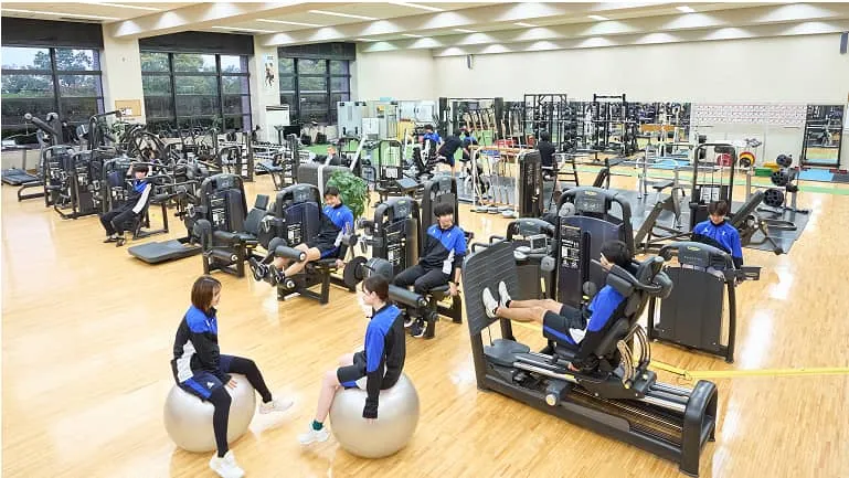 メディカルフィットネスセンターで運動をしている学生たち