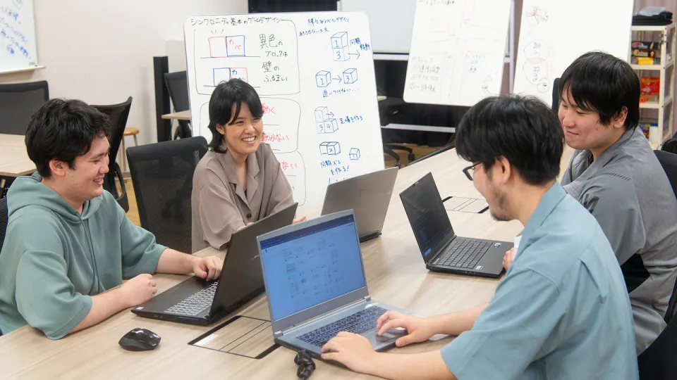 学生たちがゲーム制作スタジオでパソコン作業をしている様子