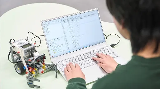 学生たちがロボットを動かしている様子