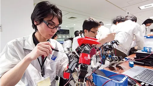 学生たちがロボットを動かしている様子