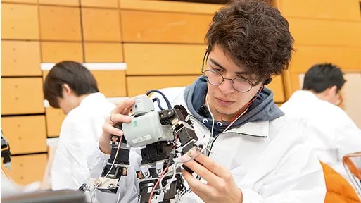 学生たちがロボットを動かしている様子