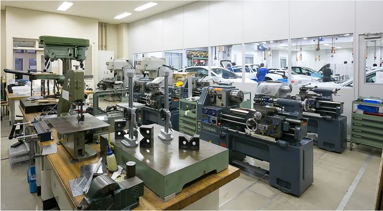 様々な機器が設置されているロボット製作実習室