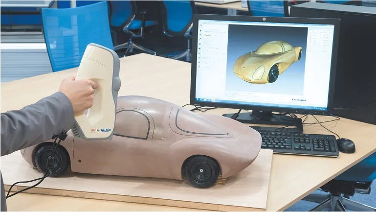 3Dスキャナーを使用して車の模型をスキャンしている様子