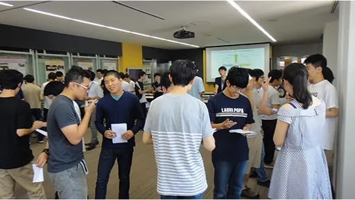 ワークショップで学生たちが真剣に話を聞いている様子