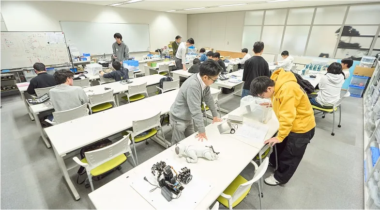 学生たちが電気の基礎を学習している様子