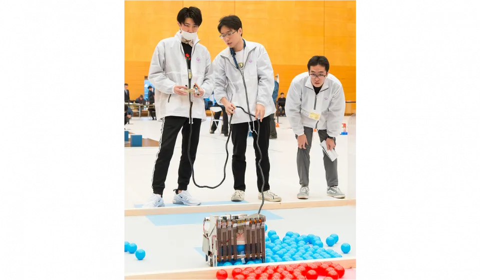 学生たちが全国専門学校ロボット競技会で競技をしている様子