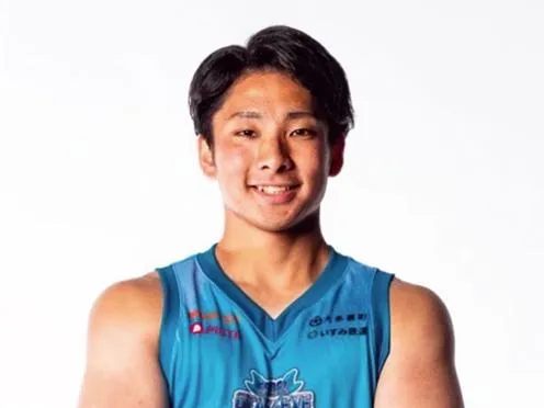 北 卓也さんがマイクを持ち語る姿