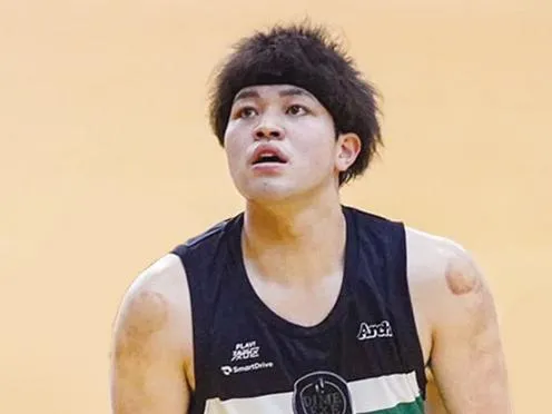 北 卓也さんがマイクを持ち語る姿