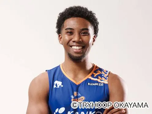 北 卓也さんがマイクを持ち語る姿