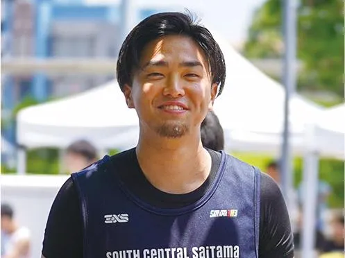 北 卓也さんがマイクを持ち語る姿