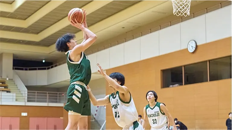 ジャンプシュートする生徒