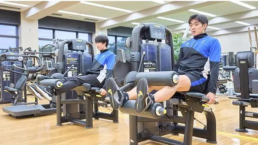 ストレングスマシンでトレーニングをする生徒たち