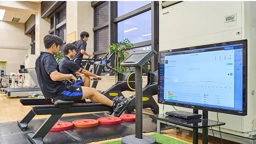 マシンでトレーニングをする生徒