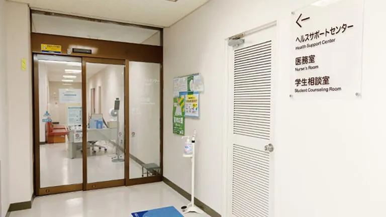 除菌用アルコールの置かれた病院と似た雰囲気の入口