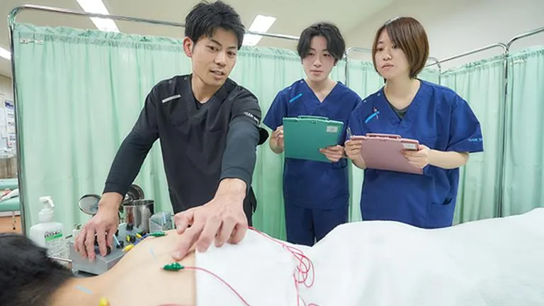 講師が実際に施術をしながら生徒にレクチャーする様子