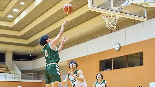 ジャンプシュートをする生徒