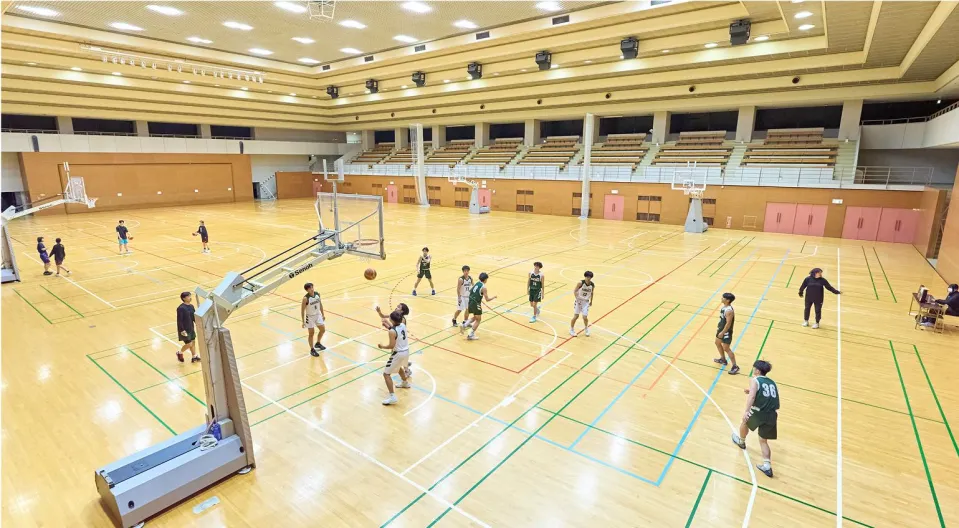 生徒たちが広々としたアリーナで練習する姿