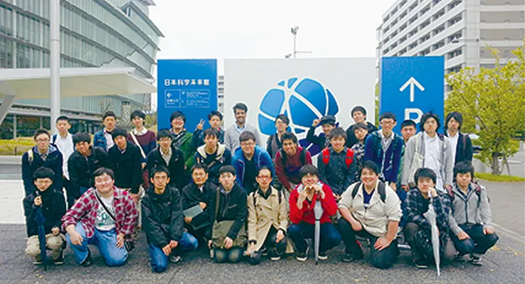 屋外で撮影された学生たちの集合写真