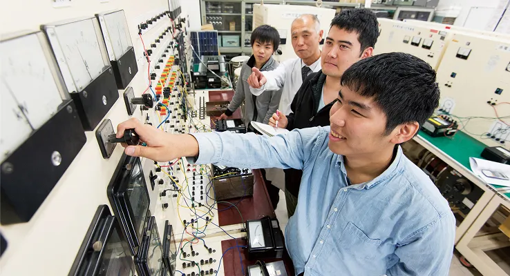 学生たちが送電線実験を行っている様子