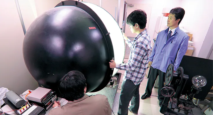 学生たちが照明実験を行っている様子