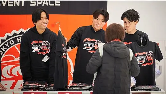 商品販売スタッフの仕事をする生徒たち