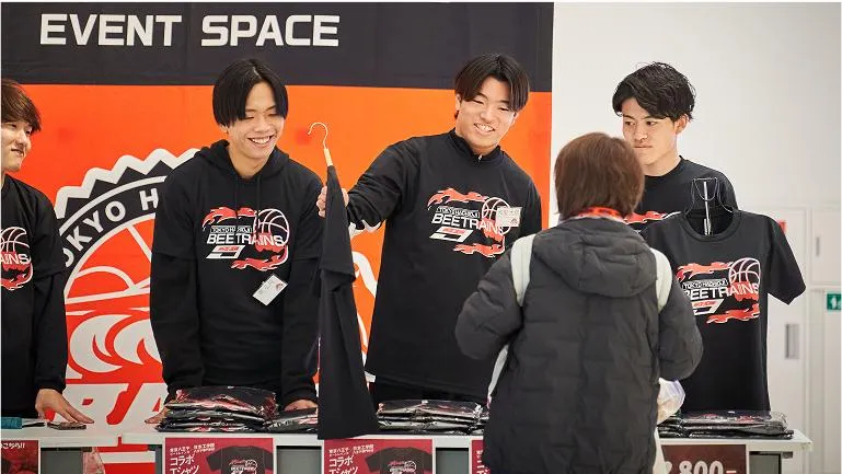 販売スタッフの仕事をする生徒たち