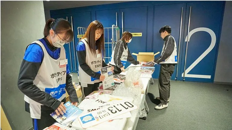 イベント運営スタッフの仕事をする生徒たち