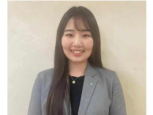 人工芝が植えられた広いグラウンド