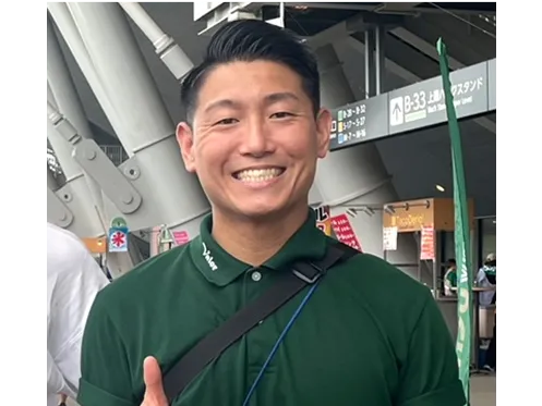 人工芝が植えられた広いグラウンド