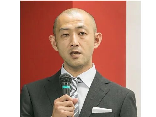 人工芝が植えられた広いグラウンド